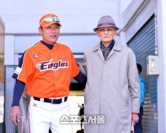[SS포토]야구장 찾은 부친과 어깨동무한 이종범
