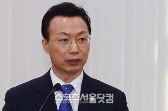 [SS포토]현안 보고하는 김천식 통일부 차관