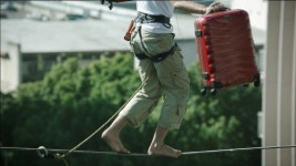 아슬아슬 익스트림 줄타기 등장한 쌤소나이트 CF 화제