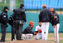 [SS포토]타구 맞은 김혁민 
