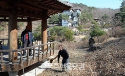 [SS포토]취재진 접근 막는 원주 별장 관리인