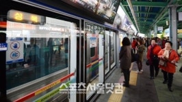 [SS포토]1호선 가산디지털단지역, 광운대행 전동열차 고장으로 멈춰