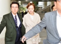 변호사오승연법률사무소 | [SS포토]변호인단 경호 받으며 법원 나서는 이승연
