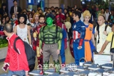 [SS포토]슈퍼주니어, 귀국부터 공항을 발칵 뒤집다!