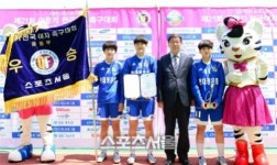[SS포토]우승 현대청운중학교,우승기 휘날리며!!
