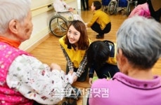[SS포토]구립송파노인요양센터, 어버이날 맞이 세족식 진행