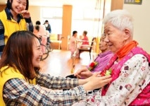 [SS포토]노인요양원의 행복한 어버이날 아침