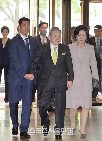 [SS포토]이건희 회장 뒤따르는 이재용 부회장