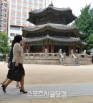 석송조경하는사람등 | [SS포토]일본식 석등과 조경 걷어낸 환구단