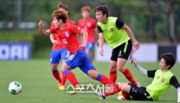 [SS포토]U-20 이광훈 수비 태클도 무력화시키는 돌파력