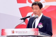 [SS포토]축사 전하는 진영 보건복지부 장관