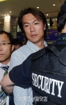 [SS포토]삼엄한 경호 받으며 공항 나서는 홍명보 감독