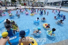 [SS포토]수영장 가득 메운 어린이들