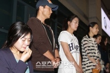 [SS포토]하염없이 눈물 흘리는 아시아나 승무원