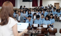 [SS포토]학생들 집중 시키는 박신혜의 힘