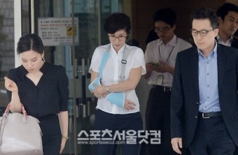 [SS포토]노소영 '팔 부상에도 최태원 공판 참석'