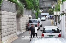 [SS포토]전두환 전 대통령 자택 압수수색, '집앞은 통행금지'