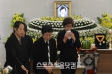 [SS포토]고 구옥희 전 회장 빈소에서 눈물만