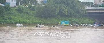[SS포토]탄천에 불어난 물 위태로운 자동차