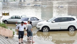 [SS포토]물에 잠긴 자동차 바라보는 시민