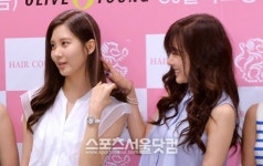 [SS포토]서현의 헤어스타일에 관심 보이는 티파니