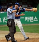 [SS포토] 배영수 타자가 잘못 한거라고요