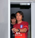 [SS포토]수비수 김영권과 함께 기자회견장 들어서는 홍명보