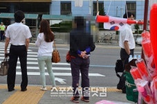 [SS현장] 경찰 옆에서 끝없는 유혹!, 축구 A매치 암표 거래 몸살