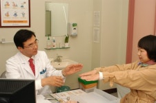 치매 환자에게 집안일, 은행일 등 일상활동 적극 권해야 악화 막아