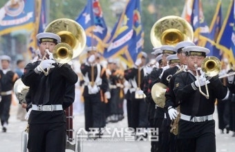 [SS포토]국군의 날 시가행진 하는 해군 군악대
