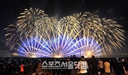 [SS포토]귀와 눈이 즐거운 인천 음악 불꽃축제