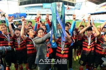 [SS포토]우승컵 들어올리는 황선홍 감독