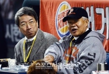 [SS포토]야구광 정운찬, 한국시리즈는 직접 봐야죠~