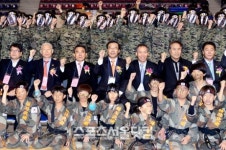 [SS포토]파이팅 외치는 김용정 국제특공무술연합회 총재