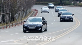 반쪽 그친 호암 26주기 추모식…실랑이 없이 조용하게