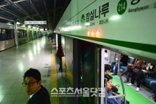 [SS포토] 2호선 잠실나루역 화재 발생...전동차 정상 운행
