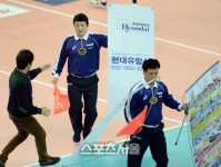 [SS포토] 선심 이러면 경기에 방해됩니다