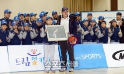 [SS포토]모교 후배들에게 사진 선물 받는 오승환