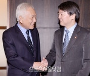 [SS포토] 미소짓는 김한길, 경계하는 안철수(?)
