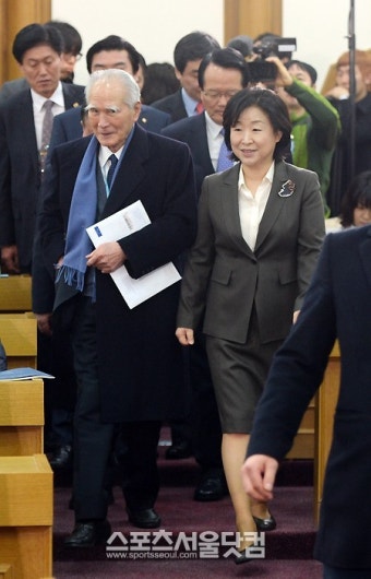 [SS포토] 심상정 의원과 나란히 입장하는 무라야마 전 총리