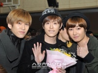 [SS포토] 현성-동현-정민, 졸업 축하하려고 왔어요~