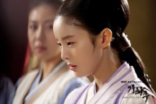 한혜린, 영화소녀무덤서 여고생 일진짱 변신