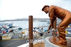동해안에서 가장 큰 항도, 포항은 항구다.