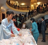 [SS포토] 상봉장으로 이동하는 남북한 가족들