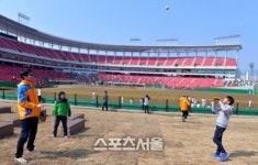 [SS포토]챔피언스필드 외야의 한가한 풍경 '야구볼맛 나겠네'