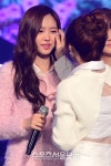 [SS포토] 손나은 눈물 닦아 주는 정은지