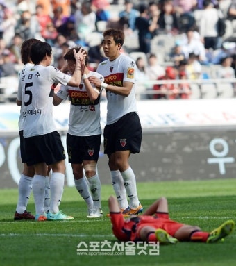 [SS포토] 포항, 서울 원정징크스 깨며 선두 복귀...'김승대 결승골'