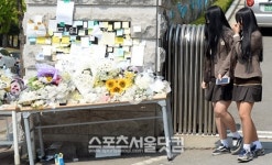 [SS포토] 추모 꽃 바라보는 단원고 학생들