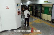 [SS포토] 추돌 사고 난 2호선 상왕십리역 바닥