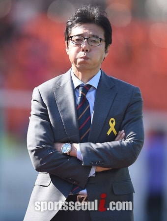 [SS포토] 성남에 충격패 황선홍 감독 '뭔가 홀린것 같네'